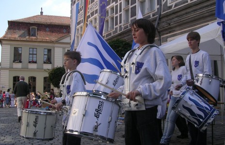 vor der Kulisse der Gumbertuskirche